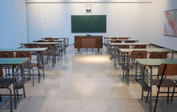 Een leeg klaslokaal.