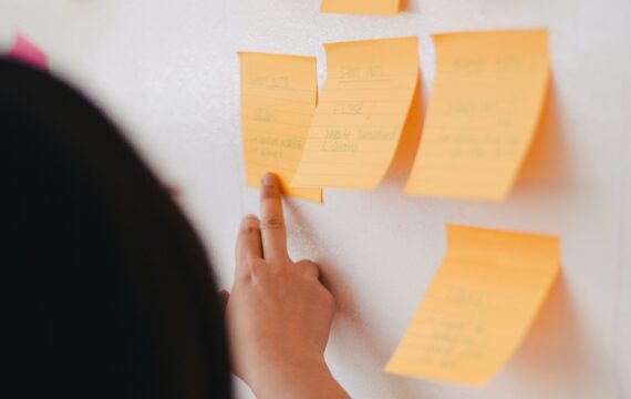 Sticky notes op een bord,